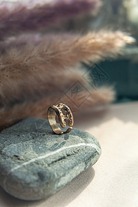古老的黄铜环数字吊坠配饰珠宝戒指奢华宝石石头十二生肖金子图片