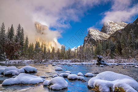 在卡利福州Yosemite国家公园冬季的美丽景色森林高山国家岩石旅游松树荒野瀑布石头蓝色图片