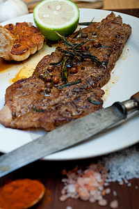 食物食物食物熟食牛扒迷迭香牛肉草药屠夫砧板胡椒食谱香料图片