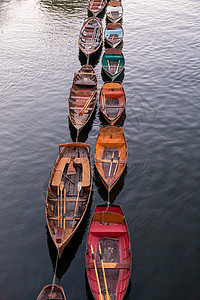 在伦敦泰晤士河上停泊的木制租船高清图片