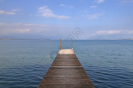 加尔达码头湖码头旅行建筑学木头着陆蓝色天空场景风景阶段图片