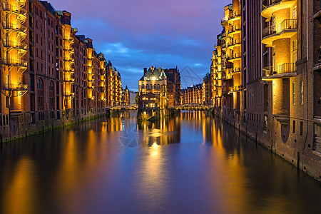 海上城市汉堡的旧仓库阳台港口蓝色房子历史性照明建筑商业城市背景