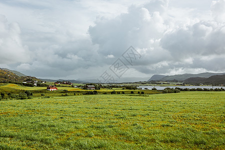 美丽的扫描景色景观 有村庄 草地 山图片