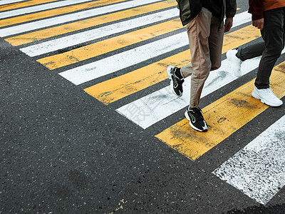 两名青年男子在一个行人交叉口穿过公路 白色和男人交通城市斑马线黄色路面路基标志车道沥青图片