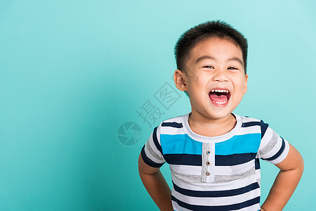可爱的小男孩的亚洲肖像 他笑着笑着笑着开心的脸工作室相机幸福快乐童年儿童婴儿蓝色惊喜微笑图片