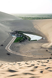 明沙沙漠的尤亚泉爬坡荒野月亮地形旅行旅游沙丘游客风景干旱图片