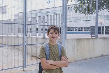 带着他的背包的快乐孩子学习微笑男性青少年书包幸福知识双臂小路学校图片