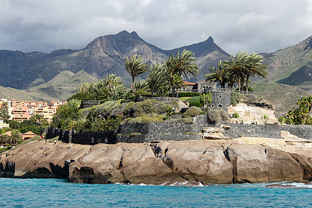 科斯塔阿德耶 特纳里夫岩石白色火山房子建筑山脉蓝天海滩绿色教会图片
