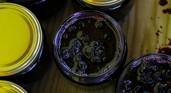 自制苦莓果酱 托盘上放着满罐自制苦莓果酱 野樱莓果酱图片
