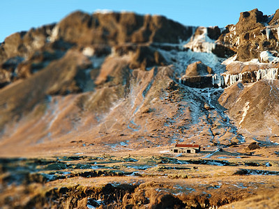 冰岛山脚边孤单的房屋 不可思议的自然景观 为社会恐惧症而生的生活IFA旅行岩石农村全景风景建筑蓝色爬坡小屋假期图片