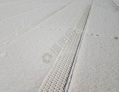 梳理海滩上的轮胎脚印和脚印线条沿海平行线精梳痕迹地面曲目海岸图片