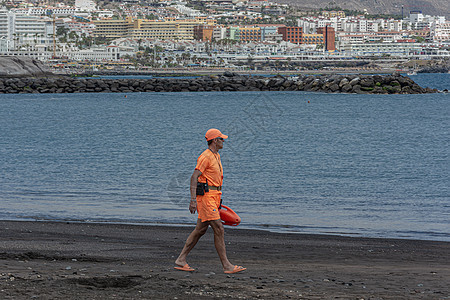 西班牙特内里费 - 05/10/20108 穿橙色西装的救援人员步行图片
