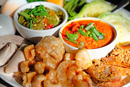 泰国食物  北式红和绿辣椒与北女士城市文化市场店铺蔬菜水果香肠旅游街道图片