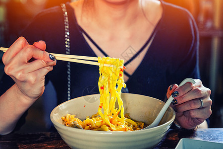 北泰语 土豆和鸡肉煮面条汤豪苏草本植物午餐热带食物油炸牛奶胡椒柠檬辣椒美食图片