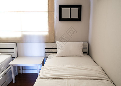 卧室床上的白毯子和枕头休息框架羽绒被酒店毯子床单窗户房间家具窗帘图片