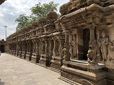 在泰米尔北部Kanchipuram古老的寺庙柱上 有小型相同的圣殿和美丽的狮子雕塑神话地标雕刻废墟砂岩精神绘画纪念碑旅游上帝图片