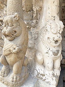 在Kanchipuram古老寺庙的柱子上雕刻狮子雕塑的沙石雕像宽慰纪念碑石头宗教精神地标上帝神社旅行文化图片