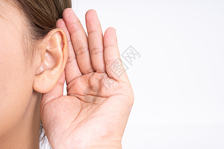 妇女听力丧失或听力困难 在白种背景 聋人概念的耳朵隔离下握住她的手男性男人老年退休白色演讲火罐窃听气泡保健图片