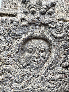 在泰米尔纳德邦寺庙的寺庙墙壁上发现的古代人脸雕塑石雕 在古老寺庙的石墙纹理图片