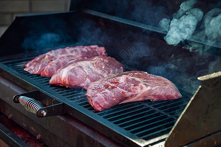 烤架上的猪肉牛排蔬菜牛扒香料香肠火焰派对烹饪烧烤架肋骨煤炭图片