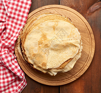 木板上的煎煎煎饼 棕色桌甜点圆形桌子美食乡村圆圈早餐油炸营养食物图片