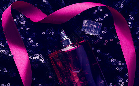 粉红玻璃瓶 黑底黑色的粉红色香水液图片