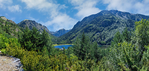 西班牙加泰罗尼亚Aigestortes国家公园和圣毛里西湖爬坡旅行环境国家海景风景旅游场景全景蓝色图片