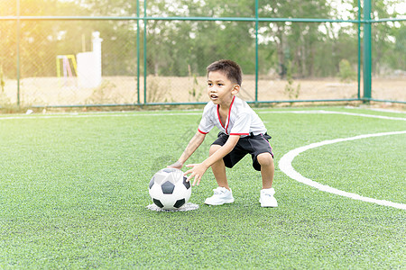 那个男孩在踢足球绿色管道玩家男生男性青年微笑游戏幸福白色背景