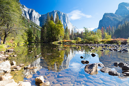 美国Yosemite 山谷早景花岗岩松树森林景观岩石薄雾隧道草地公园荒野图片