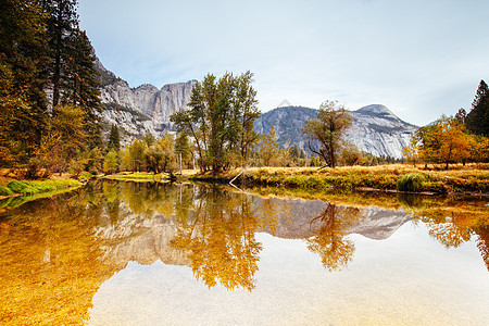 美国Yosemite 山谷和Meadows风暴草地旅游酋长旅行社圆顶花岗岩松树岩石国家图片