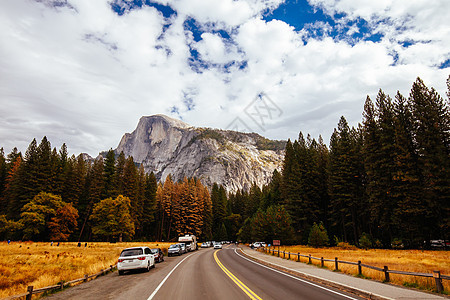 美国Yosemite 山谷和Meadows酋长旅行社岩石森林国家花岗岩风暴美丽地标公园图片