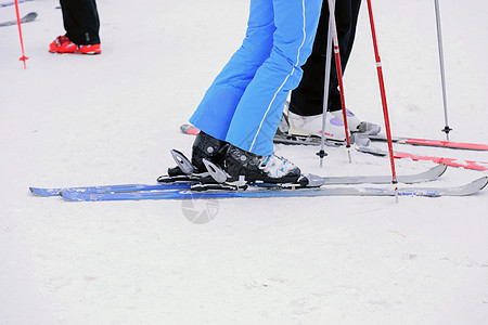 滑雪者脚下图片
