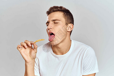 持薯条卡路里的人的情绪 快速食物浅度背景白T恤风景男人饮食午餐脂肪男生餐厅肥胖男性芝士营养图片