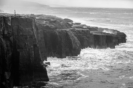 爱尔兰被海浪冲撞的爱尔兰悬崖的黑白海景海洋支撑岩石峡湾毛刺天空旅行场景风暴风景图片
