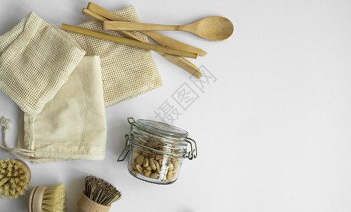 一套生态友好竹制餐具和清洁刷子 网状棉袋 玻璃罐 面纱和一盒棉布 灰色表面的天然和可再用物品配件产品勺子竹子工具厨房海绵木头金属图片