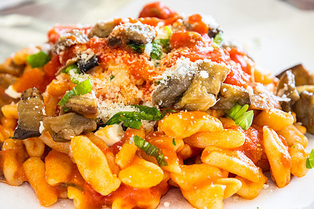 传统新鲜的意大利面西西里食谱盘子午餐美食手工卡通服务蔬菜寒意餐厅食物背景图片