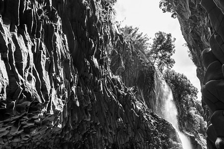 意大利西西里阿尔坎塔拉峡谷的巴萨尔特岩石和原始水石头荒野山沟溪流环境公园编队地质学峡谷悬崖图片