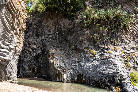 意大利西西里阿尔坎塔拉峡谷的巴萨尔特岩石和原始水山沟溪流植物荒野编队公园流动旅游峡谷环境图片