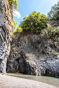 意大利西西里阿尔坎塔拉峡谷的巴萨尔特岩石和原始水火山荒野地质学瀑布流动山沟旅行峡谷石头溪流图片