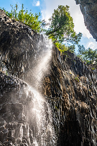 意大利西西里阿尔坎塔拉峡谷的巴萨尔特岩石和原始水山沟旅游火山地质学溪流公园编队瀑布荒野悬崖图片