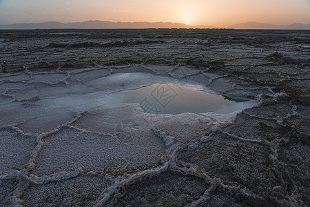 中国青海干地中的盐池气候假期日落场景荒野盐水地面生态沙漠柴旦图片