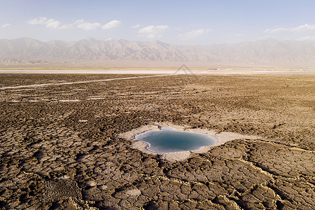 中国青海干地中的盐池裂缝风景沙漠土地假期地面气候盐水干旱天线图片