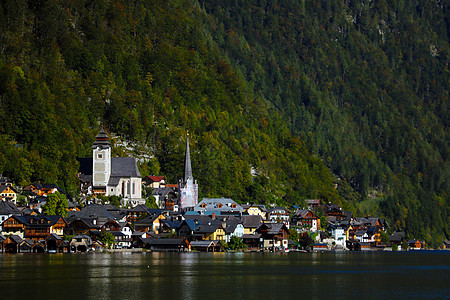 奥地利海拔高山村Hallstat在山湖岸的景象图片