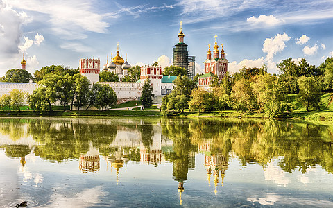 莫斯科Novodevichy修道院的Idillic观点教会游客城堡宗教教堂历史新圣女文化蓝色池塘图片