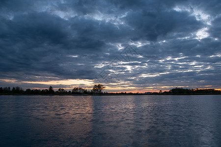 日落后湖和云的景象图片