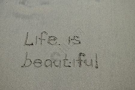 生命是美丽的 积极的思考概念 在沙子上写出灵感引言图片