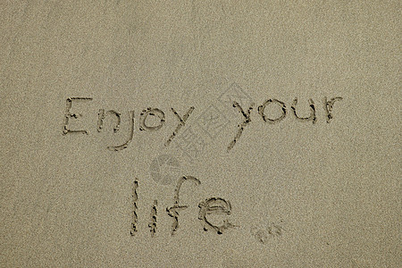 享受你的生活 幸福概念 积极思考 在沙滩上写出鼓舞人心的引语图片