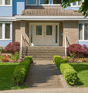 郊区有小对冲的家庭住宅入口 近郊区两侧背景图片