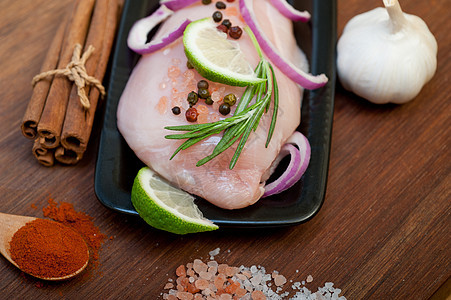 生鸡芽和香料食物胸部美食木头草本植物厨房烹饪鱼片迷迭香家禽图片