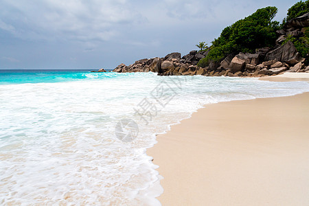 塞舌尔群岛上的白沙沙滩假期海景风景冲浪海浪晴天蓝色海岸热带天空图片